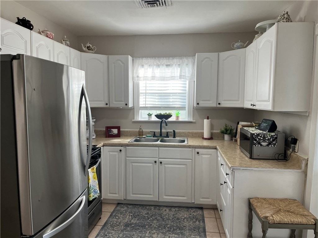 440 Naples St - Photo 4 of 9