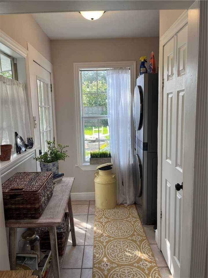 440 Naples St - Photo 6 of 9