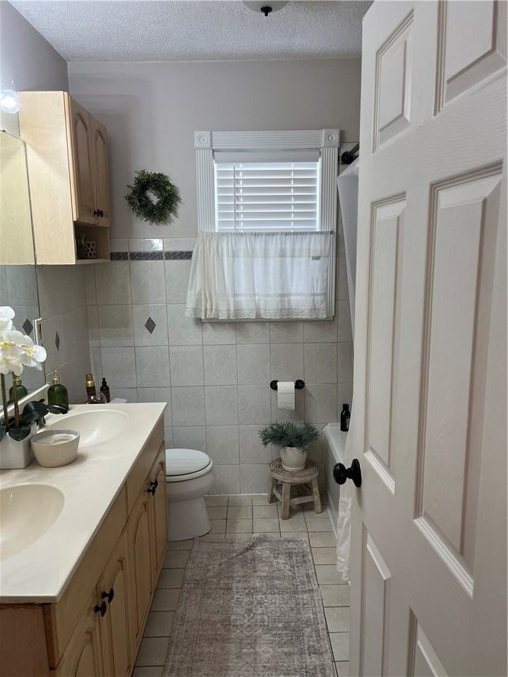 440 Naples St - Photo 7 of 9