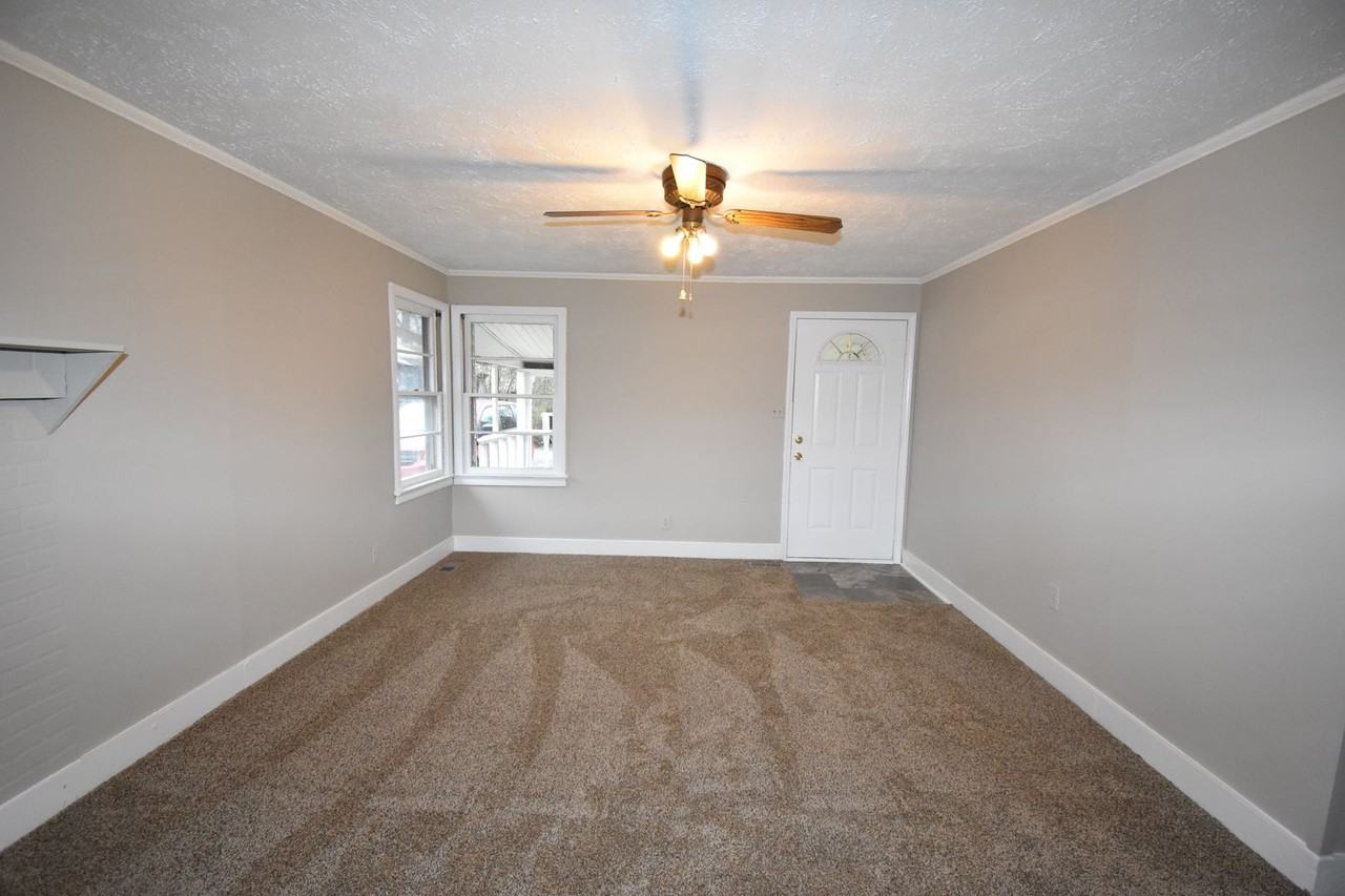 141 W Rossview Rd - Photo 2 of 18