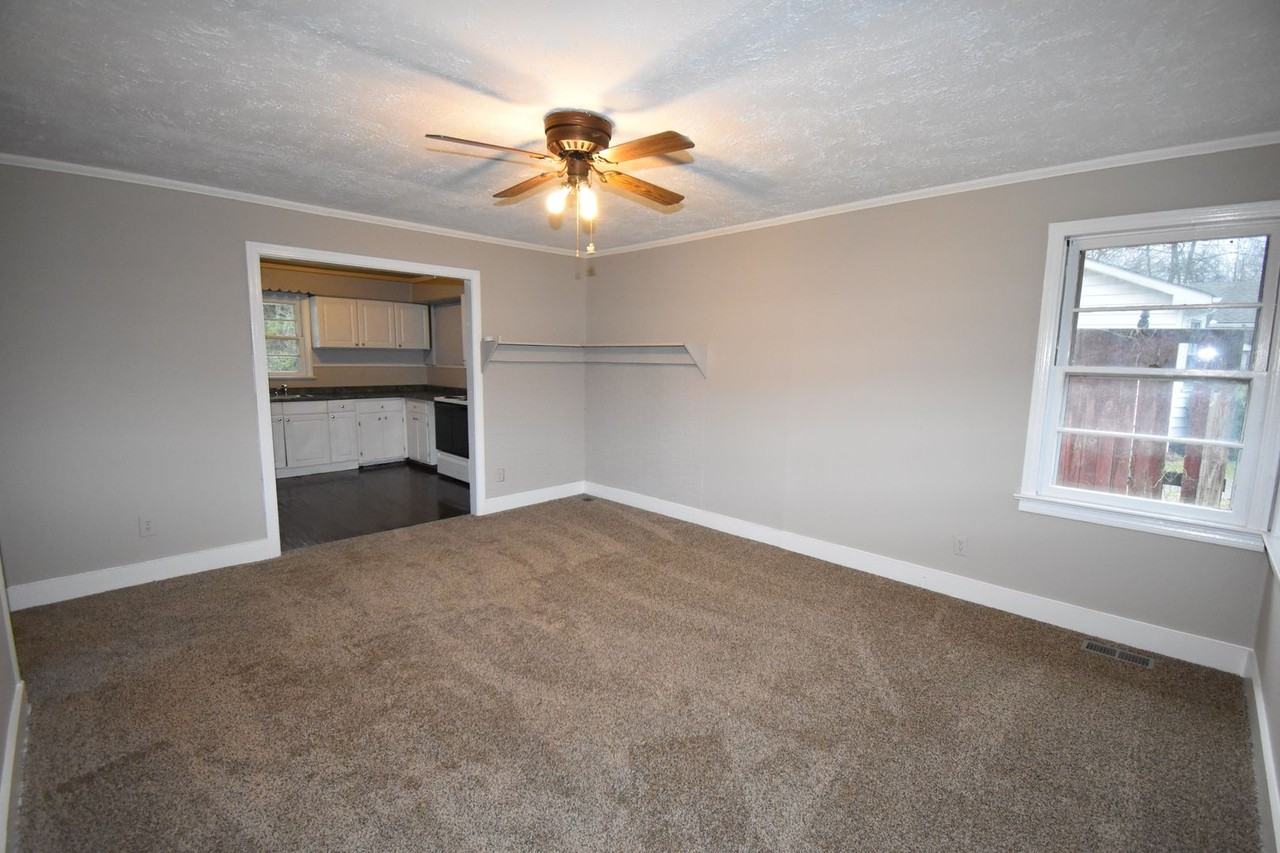 141 W Rossview Rd - Photo 3 of 18