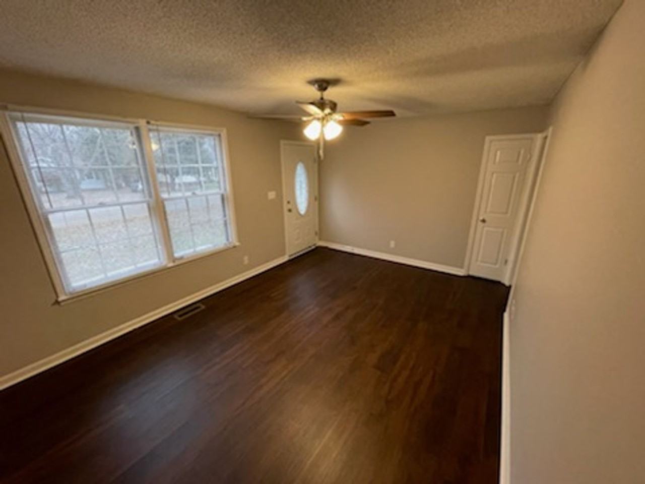 907 Ryan Dr - Photo 2 of 10