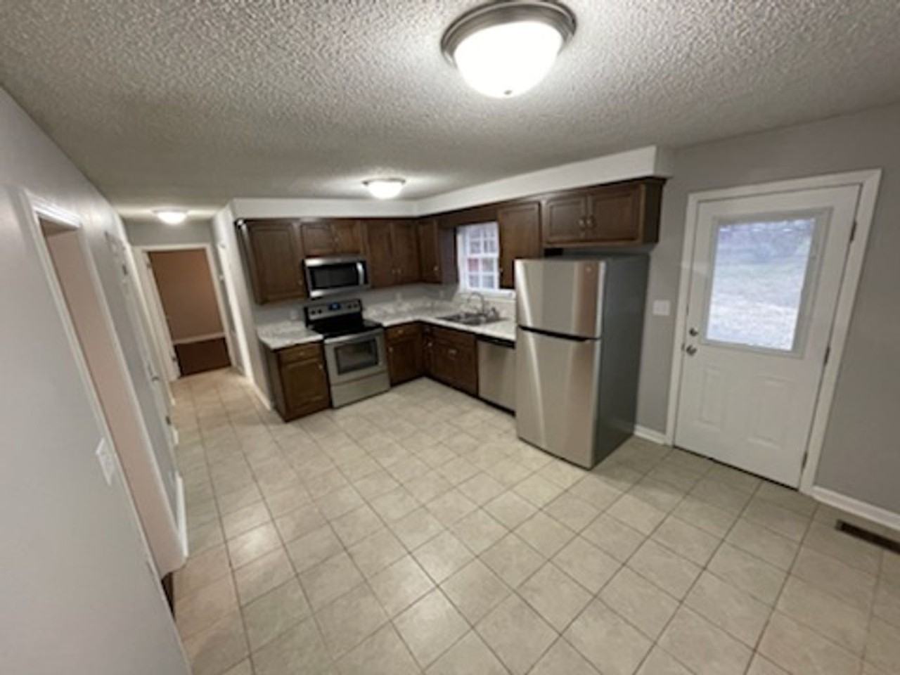 907 Ryan Dr - Photo 3 of 10