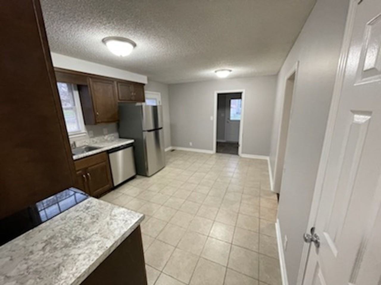 907 Ryan Dr - Photo 4 of 10