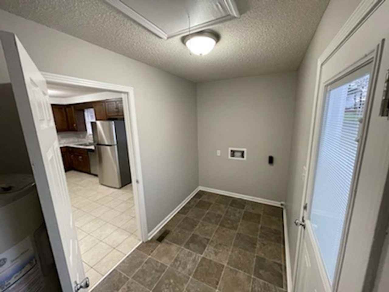 907 Ryan Dr - Photo 5 of 10