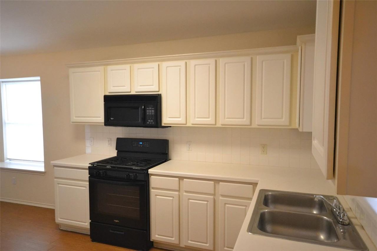 3207 Picton Ct - Photo 3 of 17