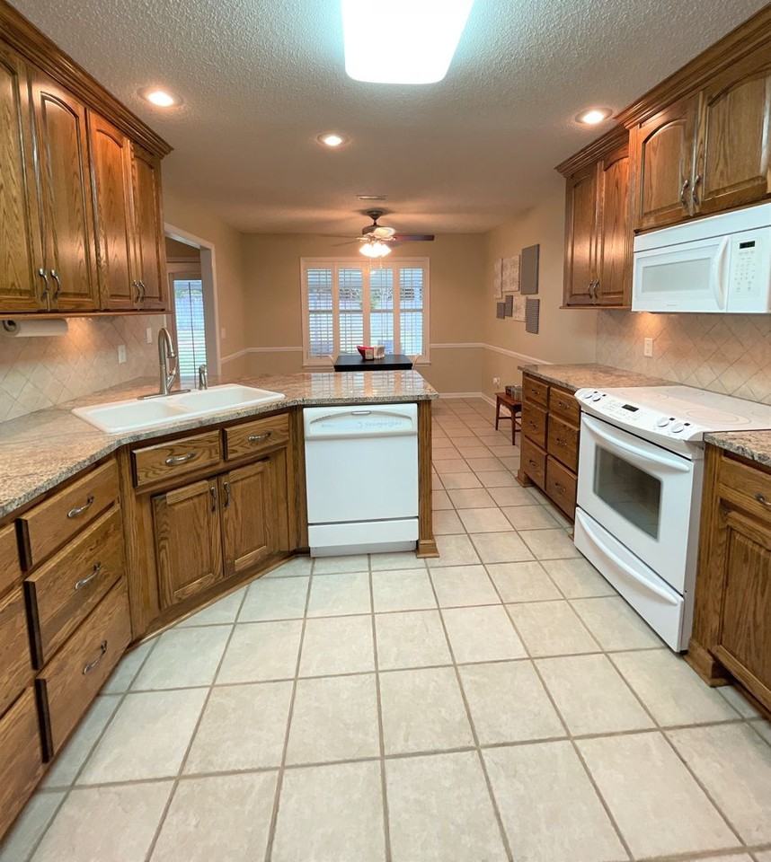 9 Stratford Ln - Photo 2 of 13