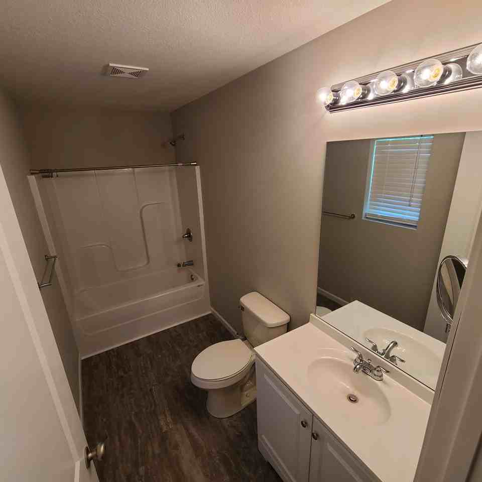 2101 Nadine St - Photo 5 of 11