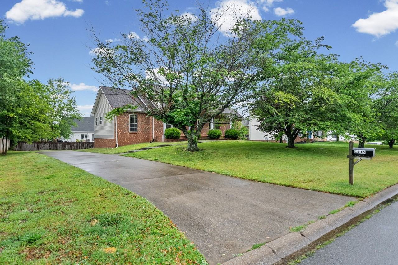 1115 Thornberry Dr - Photo 2 of 28