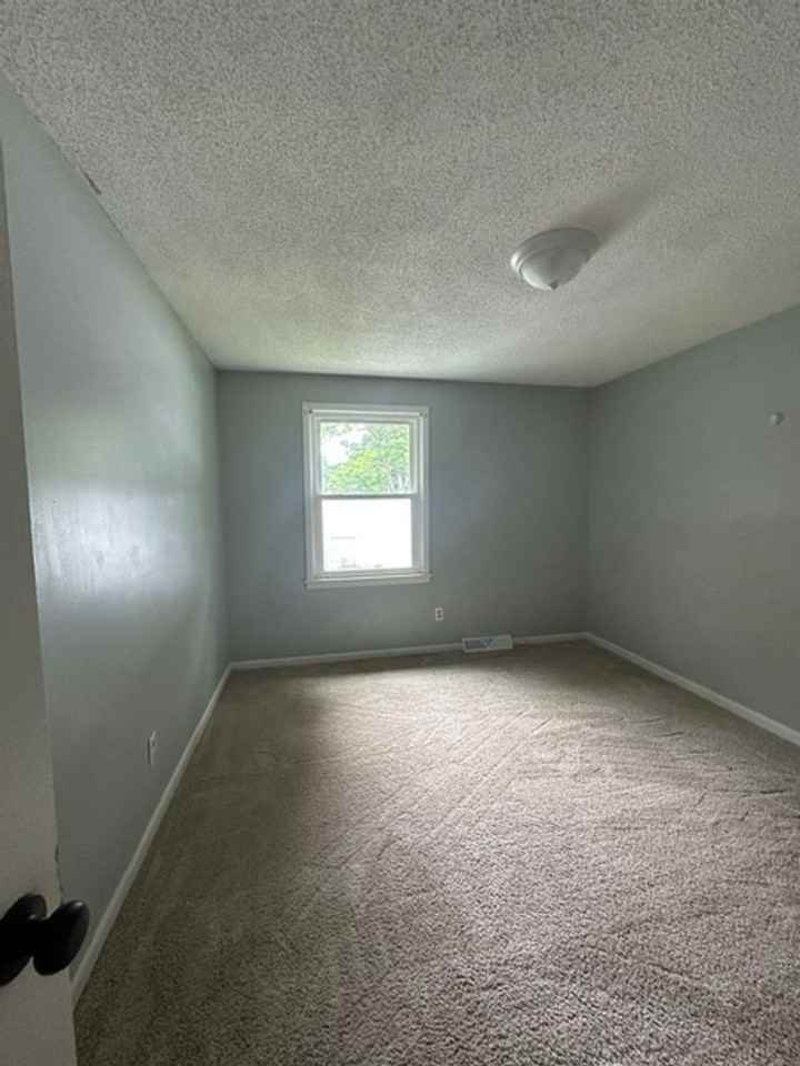 1570 Tanglewood Dr - Photo 2 of 9