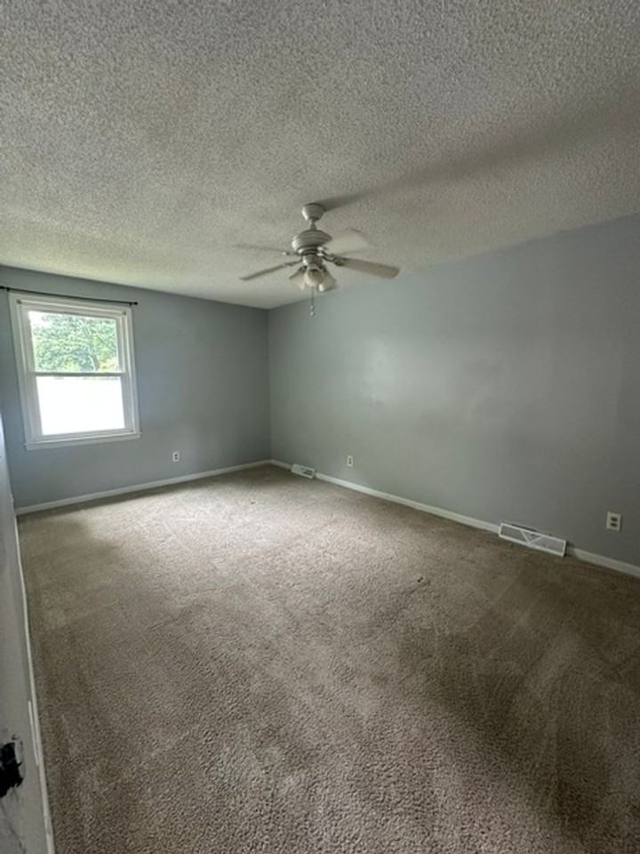 1570 Tanglewood Dr - Photo 3 of 9