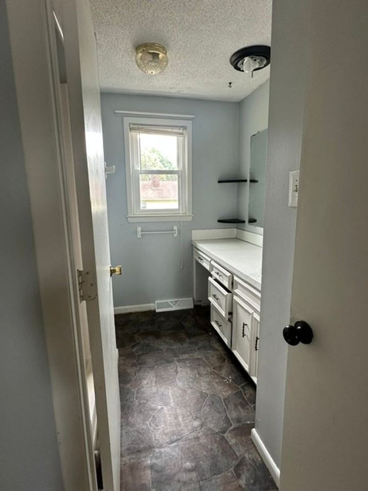 1570 Tanglewood Dr - Photo 4 of 9