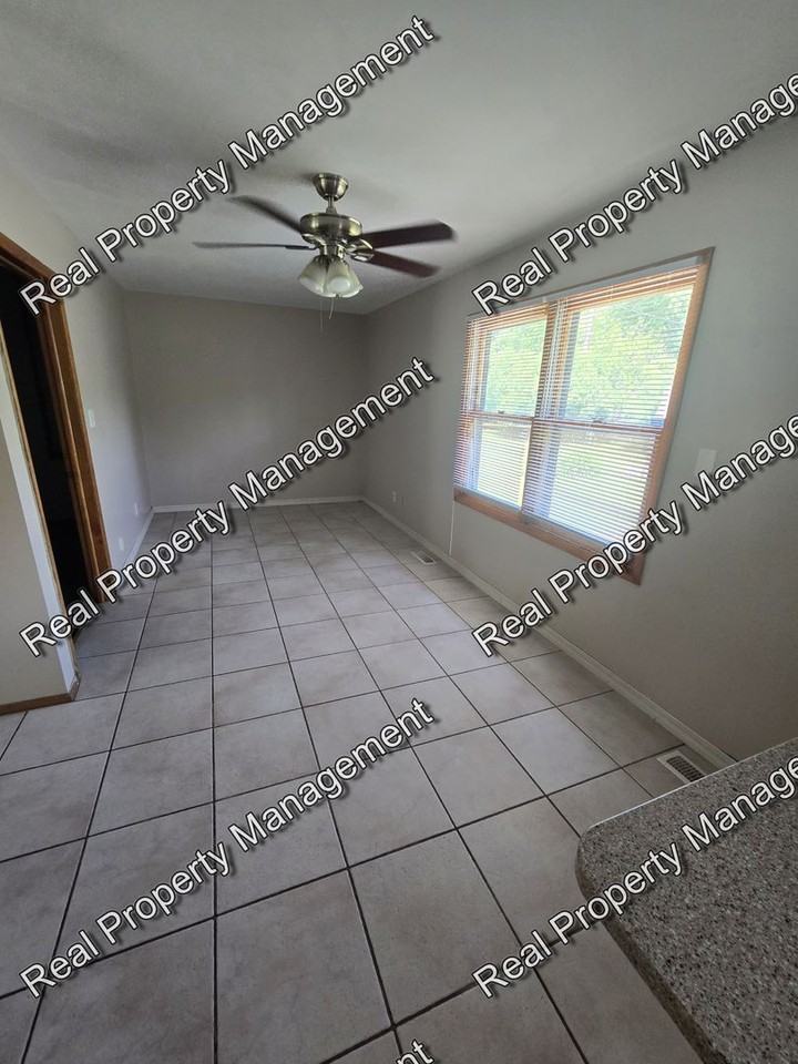 6839 Harrison St - Photo 4 of 9