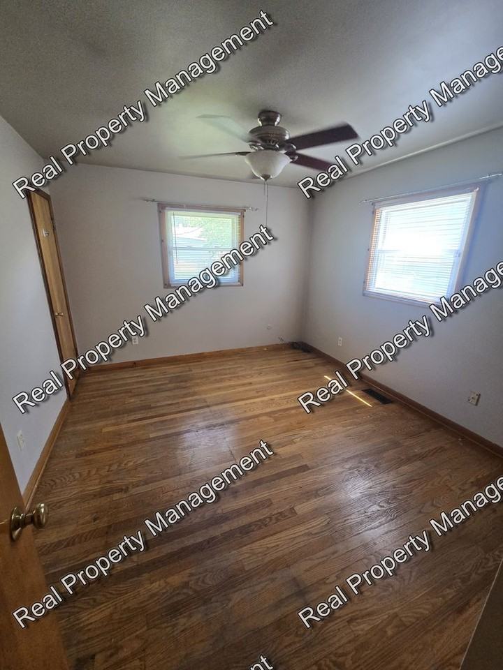6839 Harrison St - Photo 6 of 9
