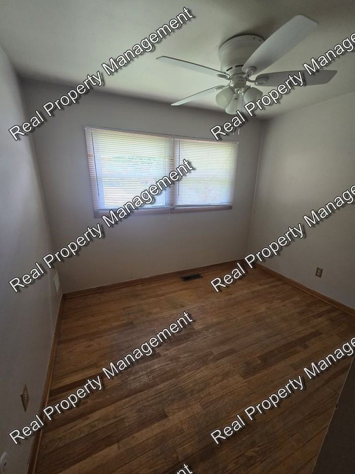6839 Harrison St - Photo 7 of 9