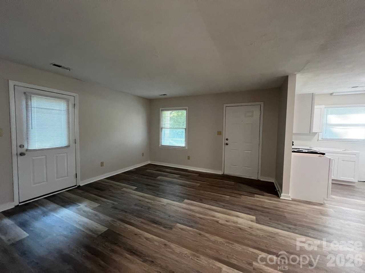 518 W Park Ave - Photo 5 of 10