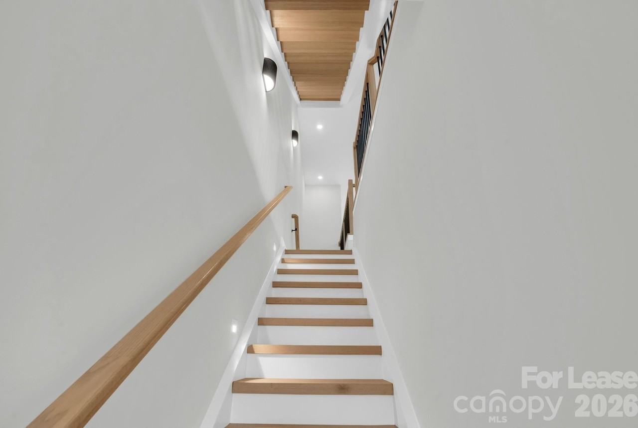 142 Mattoon St - Photo 4 of 32