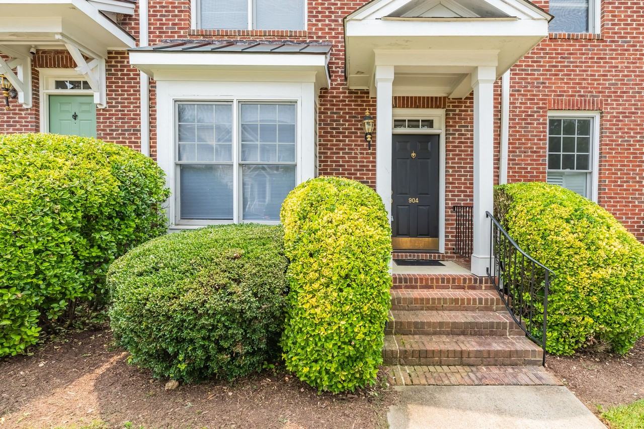 904 Edgewater Cir - Photo 2 of 24