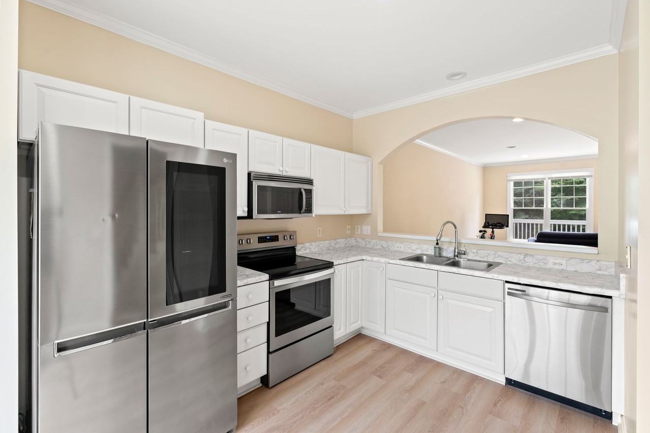 904 Edgewater Cir - Photo 3 of 24