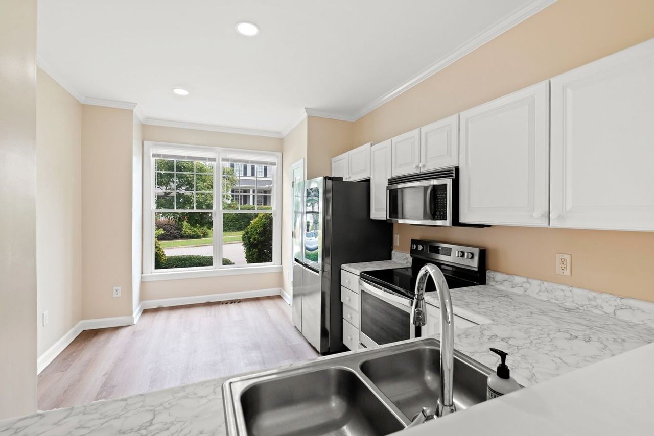 904 Edgewater Cir - Photo 4 of 24