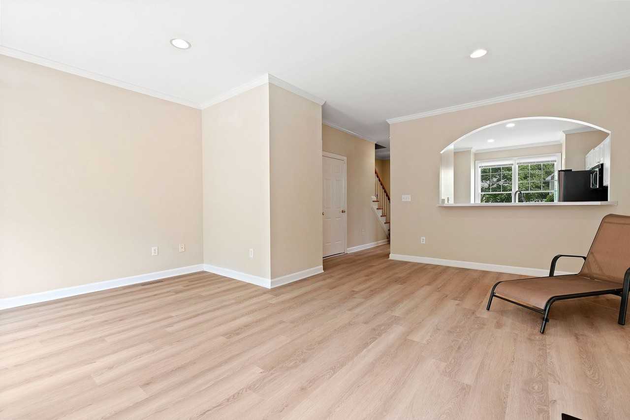 904 Edgewater Cir - Photo 6 of 24