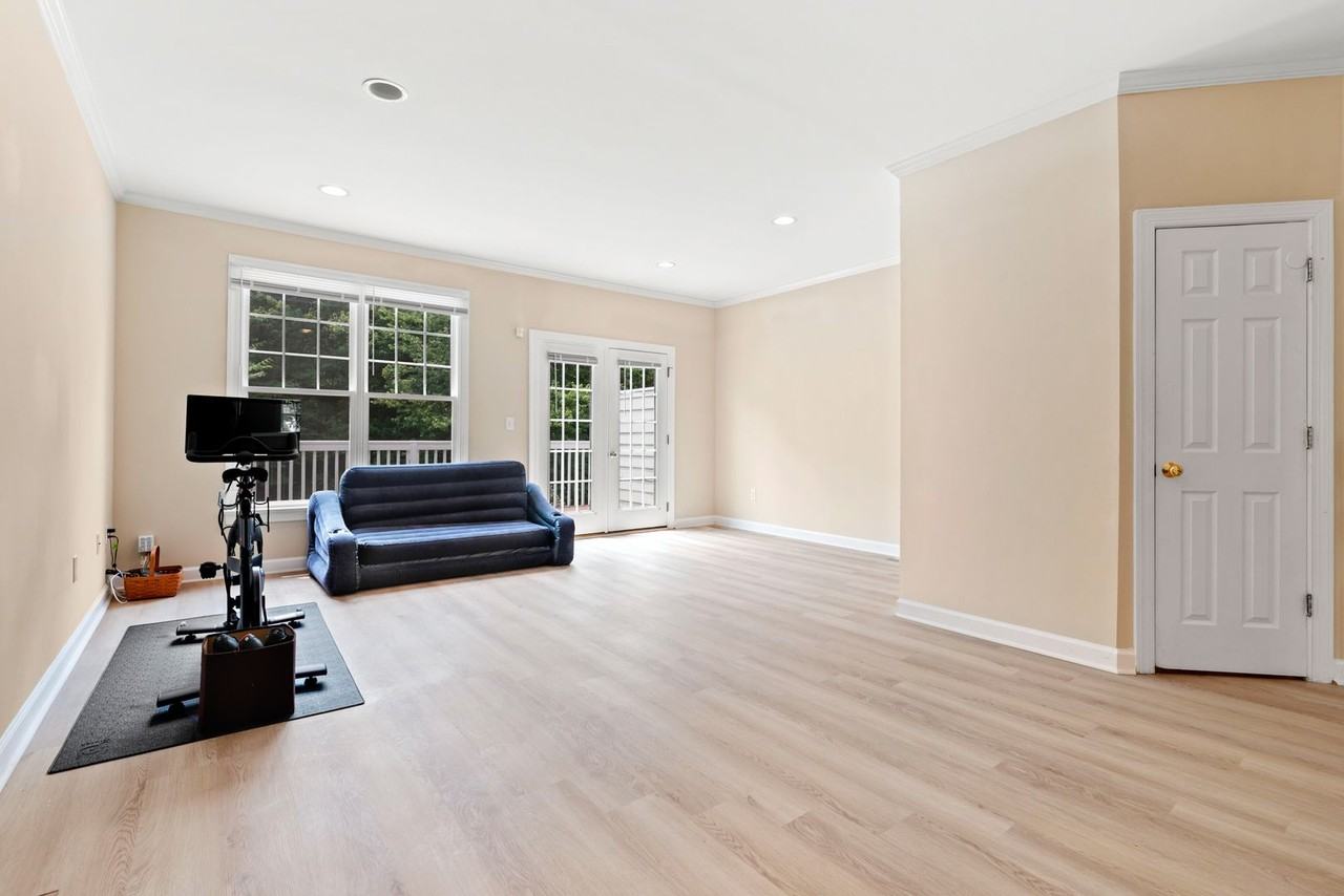 904 Edgewater Cir - Photo 7 of 24