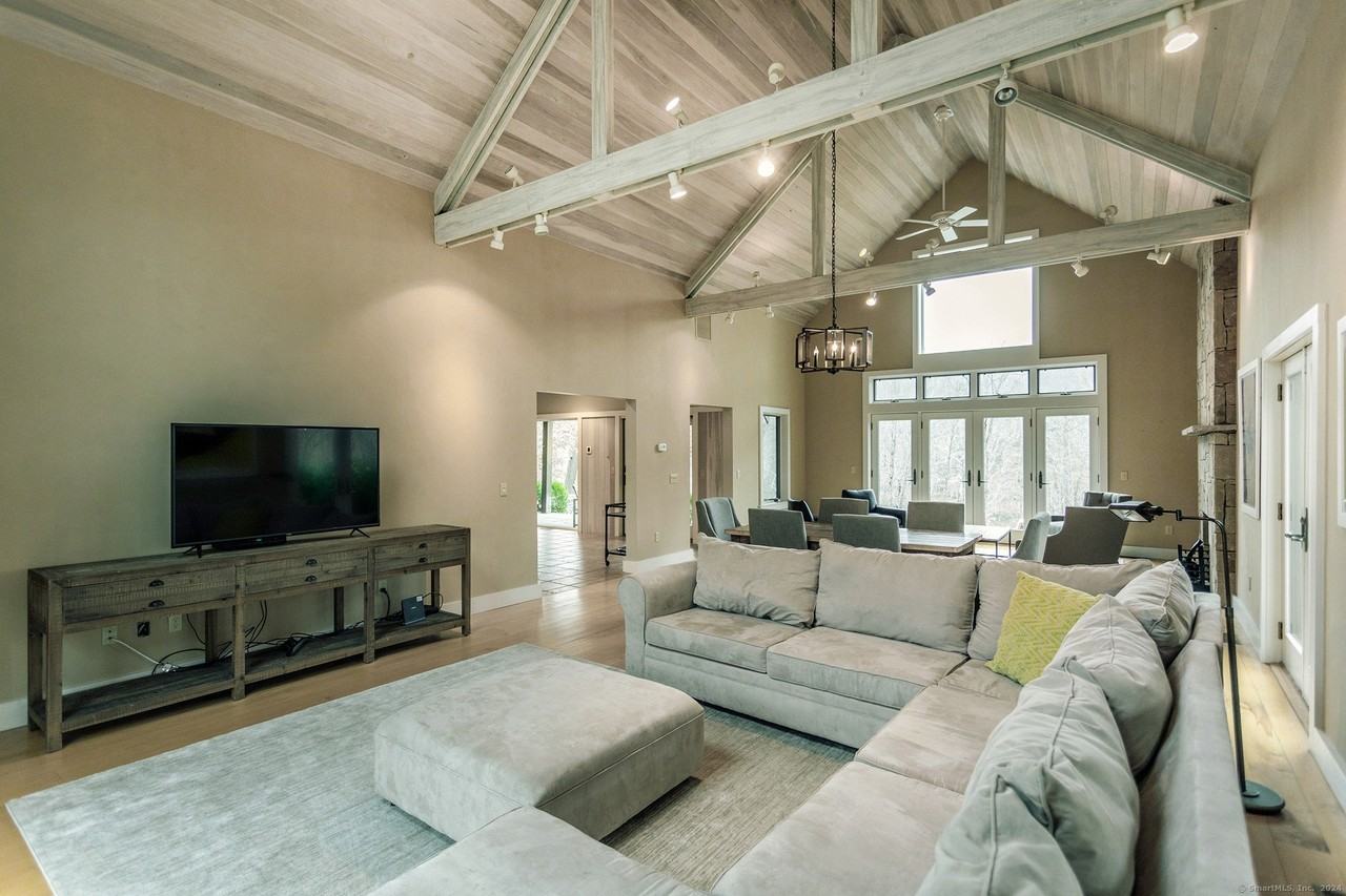 8 River Bend Ln - Photo 2 of 18