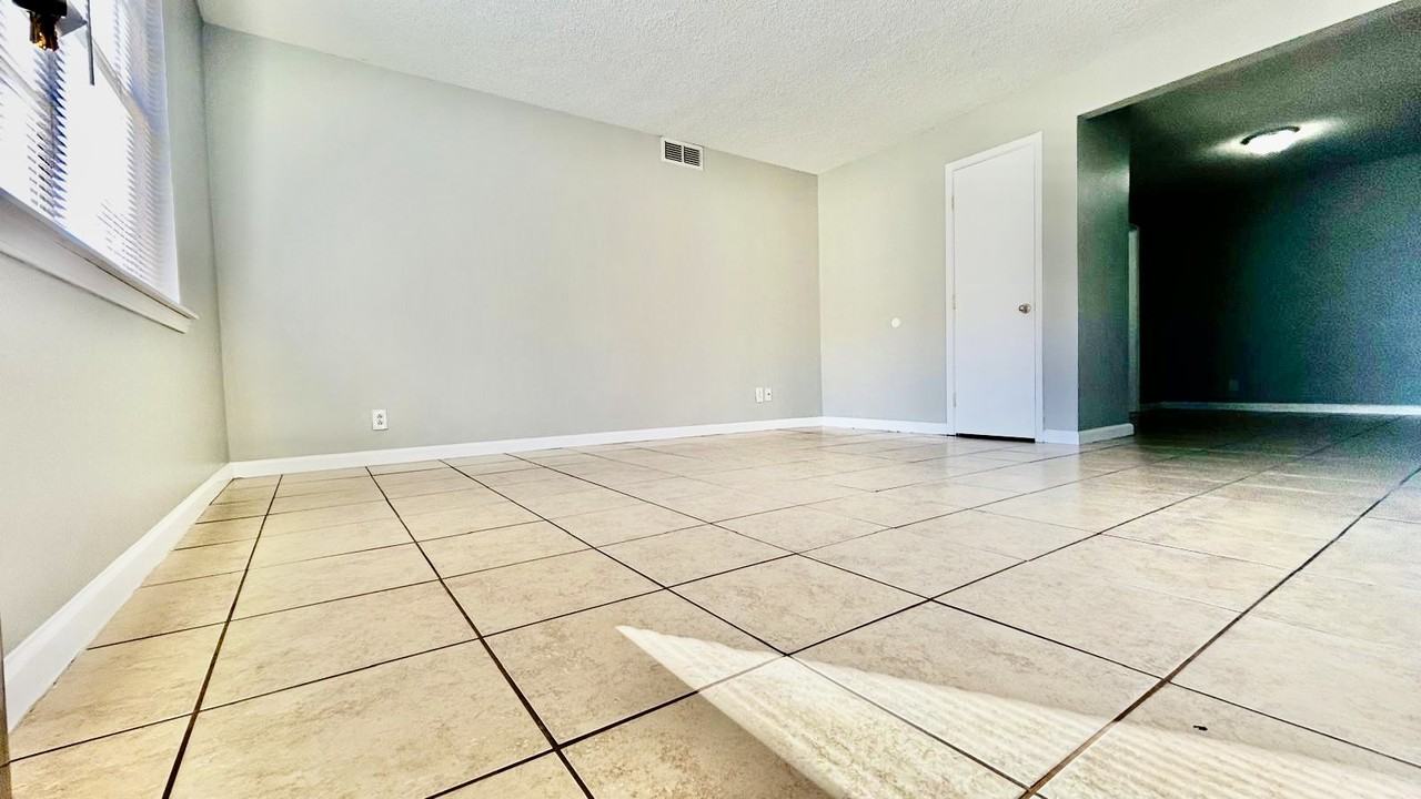 3824 Englewood Cir #3824 - Photo 2 of 27
