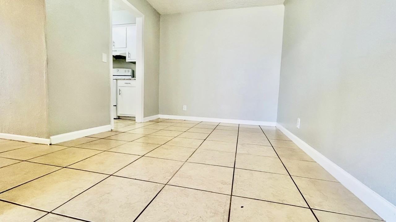 3824 Englewood Cir #3824 - Photo 5 of 27