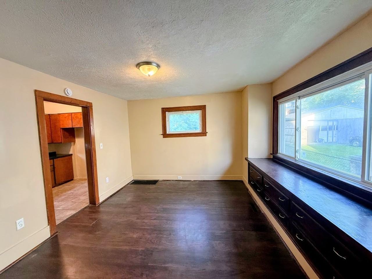 1055 Beardsley St - Photo 3 of 11