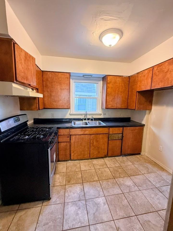 1055 Beardsley St - Photo 4 of 11