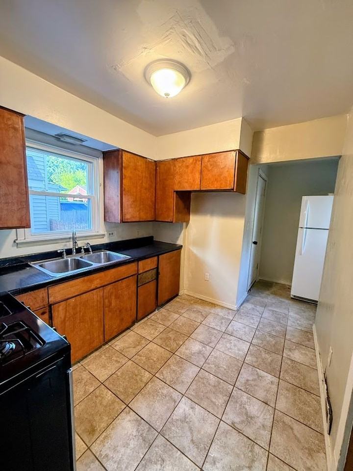 1055 Beardsley St - Photo 5 of 11