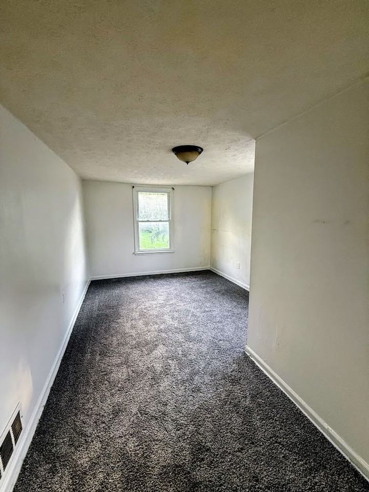 1055 Beardsley St - Photo 7 of 11
