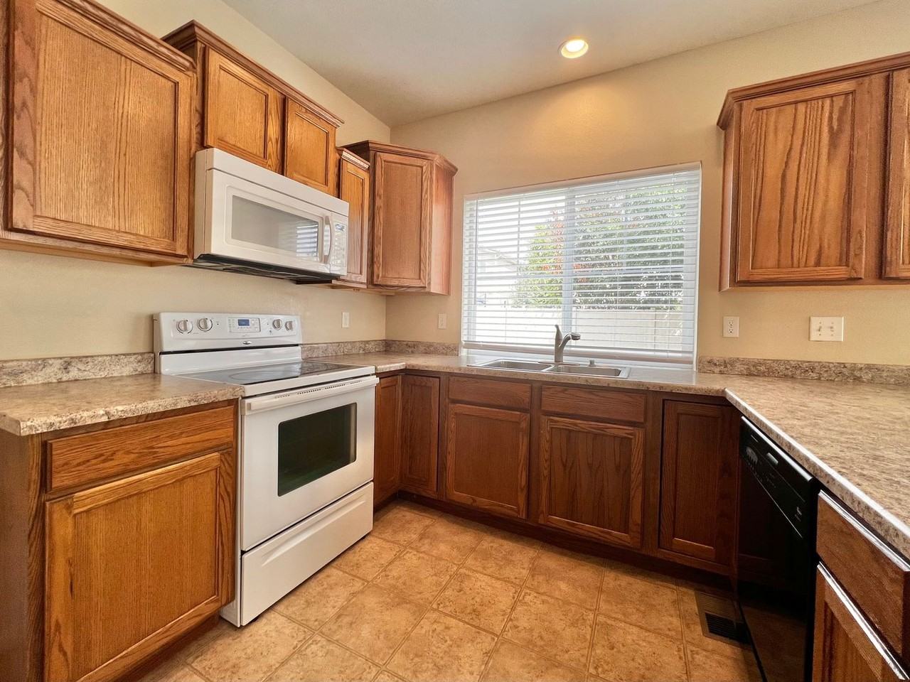 3913 Hunterwood Ln - Photo 5 of 27