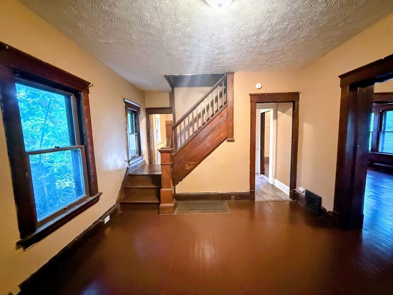 638 Merton Ave - Photo 2 of 14