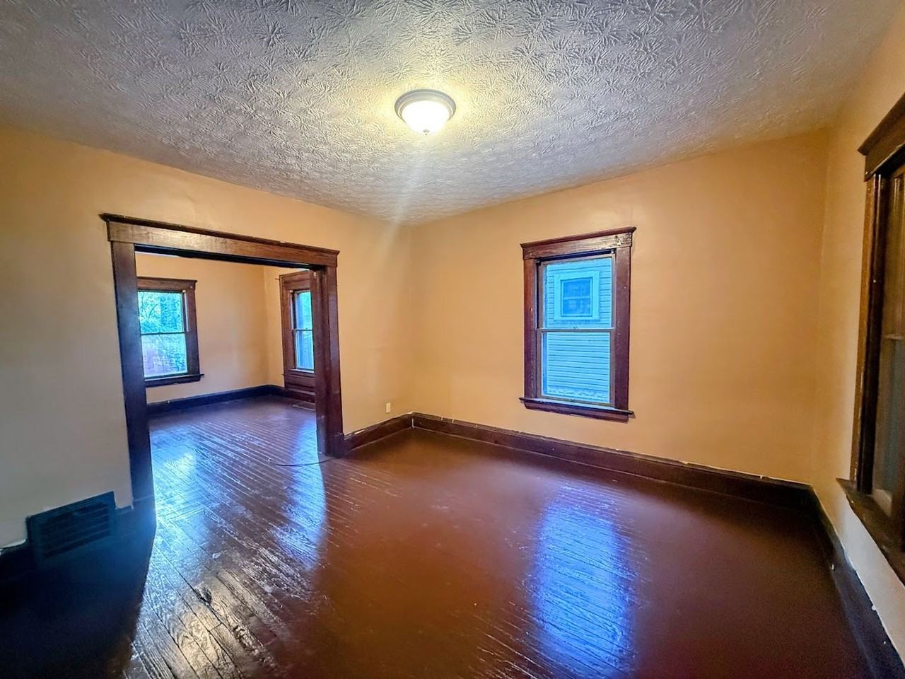 638 Merton Ave - Photo 4 of 14