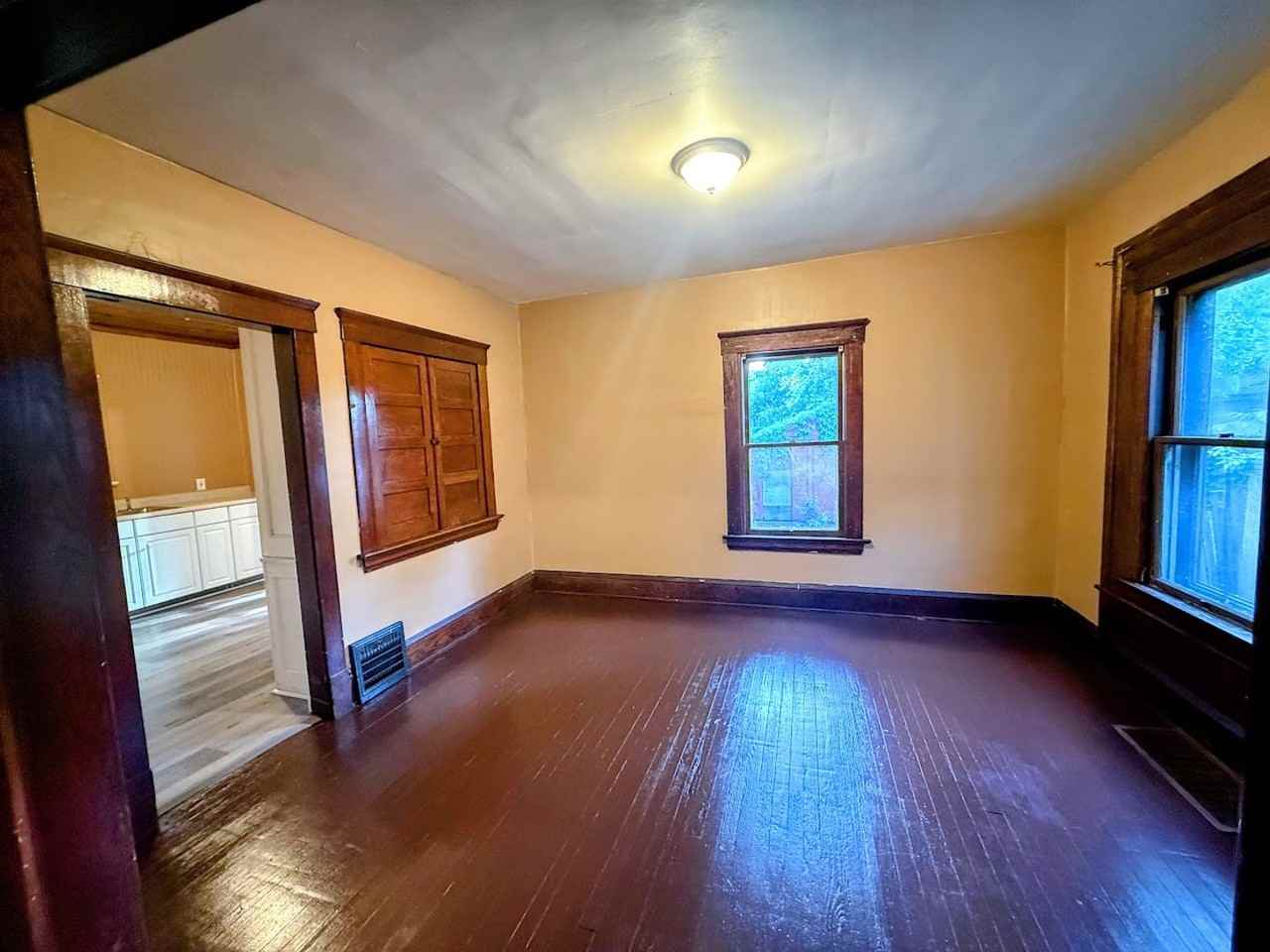 638 Merton Ave - Photo 5 of 14