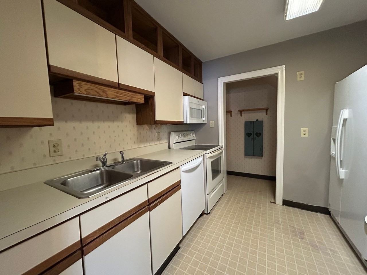 640 Rugby Row Apt A - Photo 2 of 12