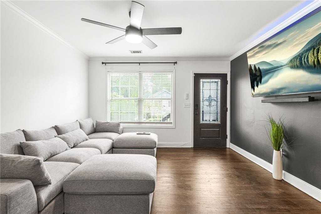 545 Elmwood Rd Nw #AB - Photo 2 of 7