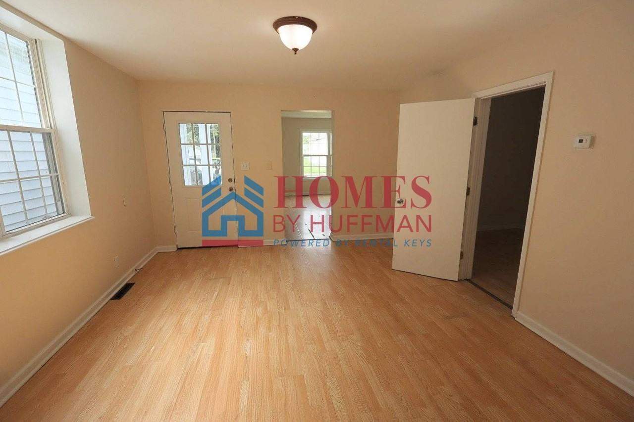 1319 Uhlhorn St - Photo 4 of 24