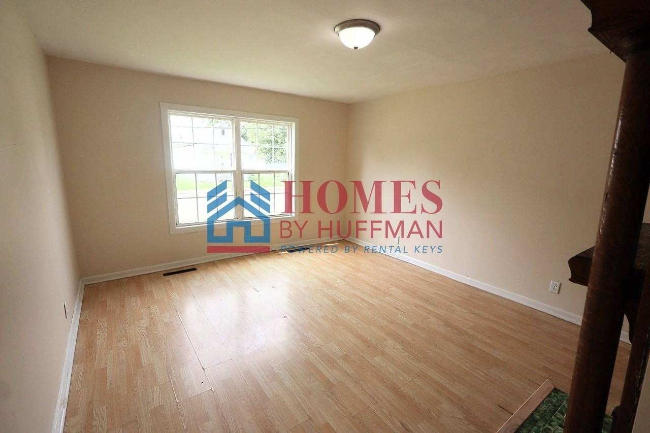 1319 Uhlhorn St - Photo 6 of 24