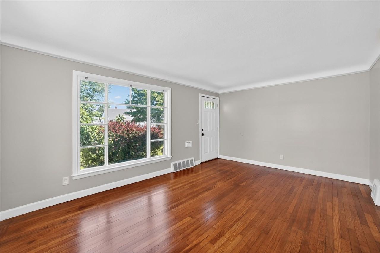 13776 Shady Oak Blvd - Photo 3 of 27