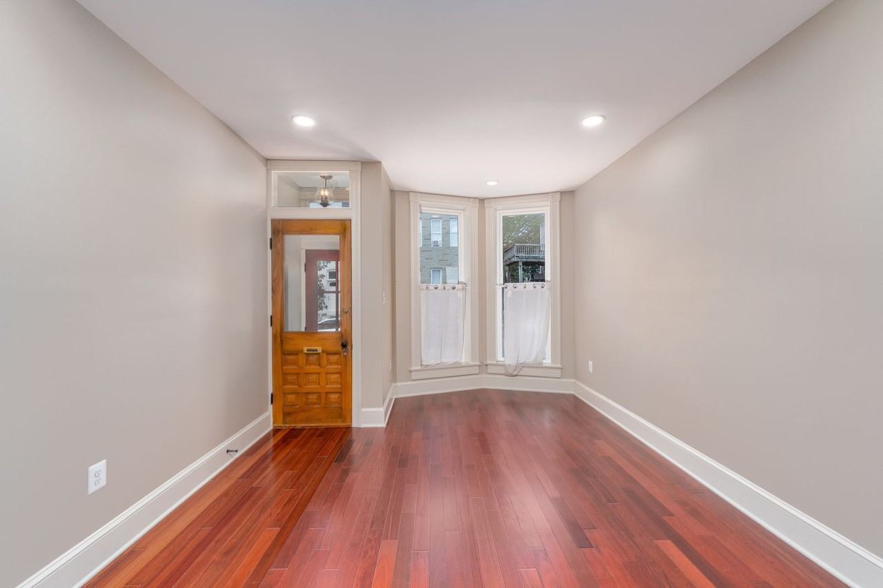801 W 35th St - Photo 2 of 23