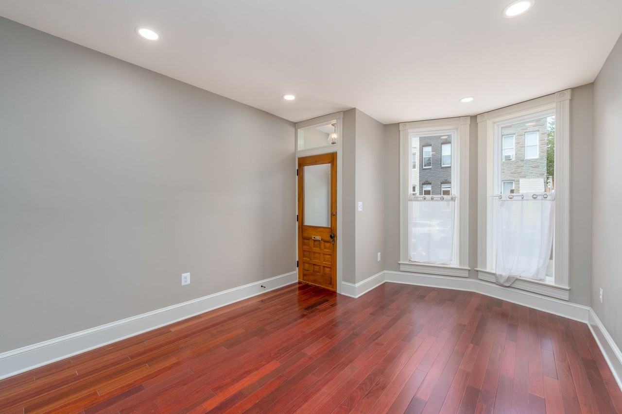 801 W 35th St - Photo 3 of 23
