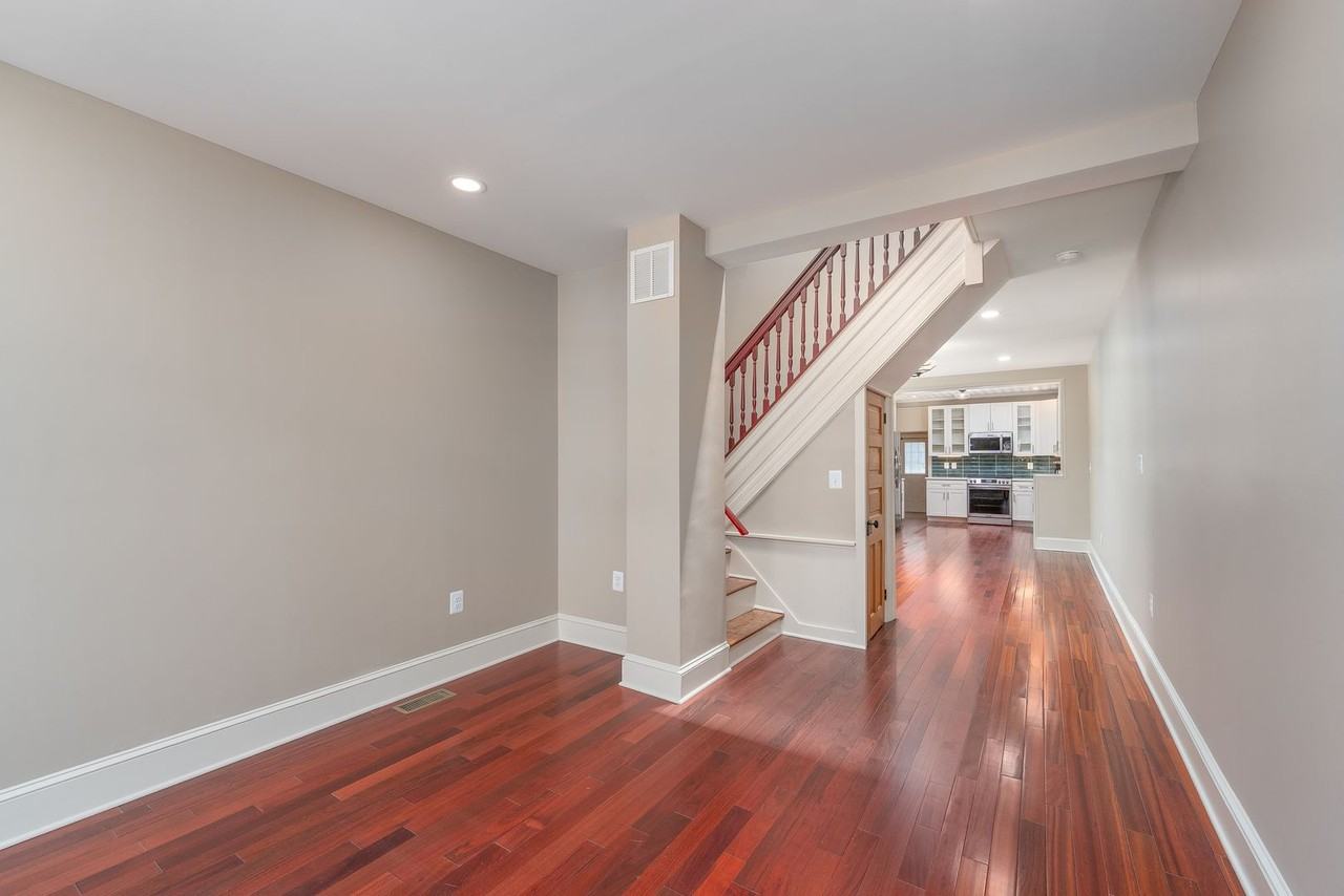 801 W 35th St - Photo 4 of 23