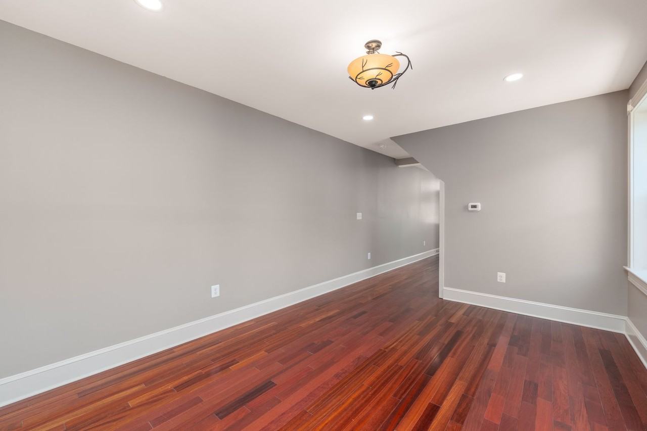801 W 35th St - Photo 7 of 23