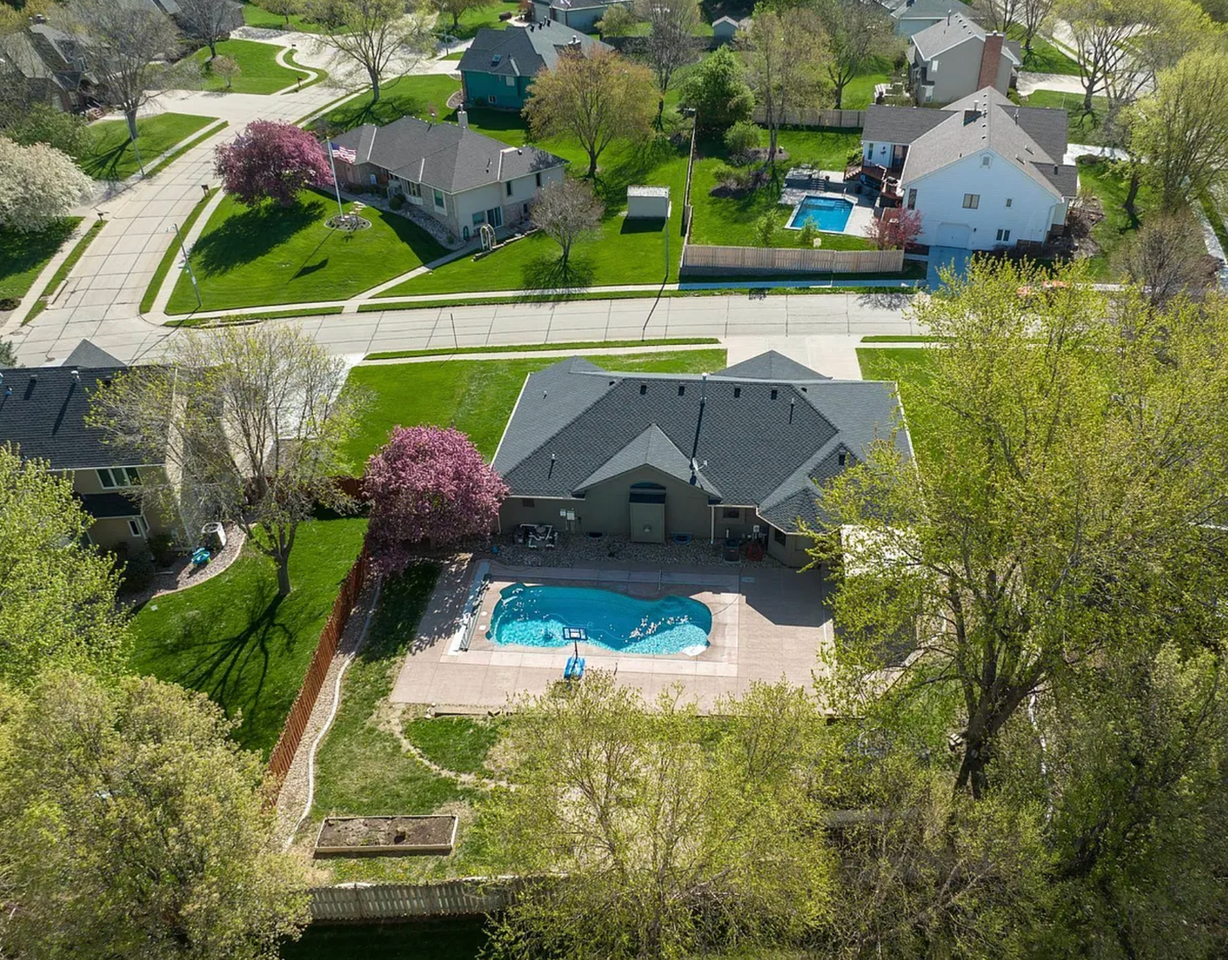 1802 Barrington Pkwy - Photo 3 of 5