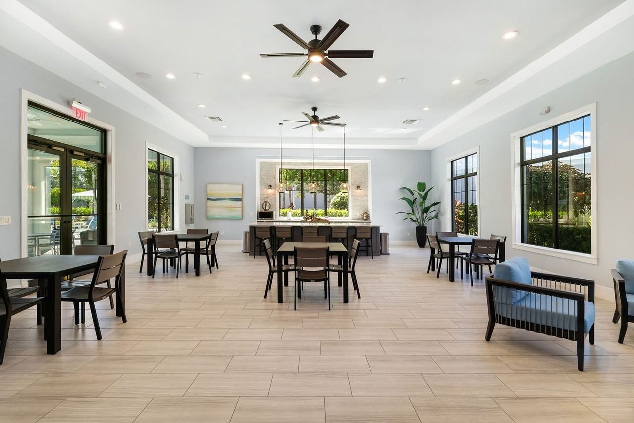 2658 Seychelles Cir - Photo 2 of 9