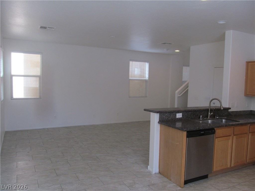 7471 Nicklin St - Photo 3 of 26
