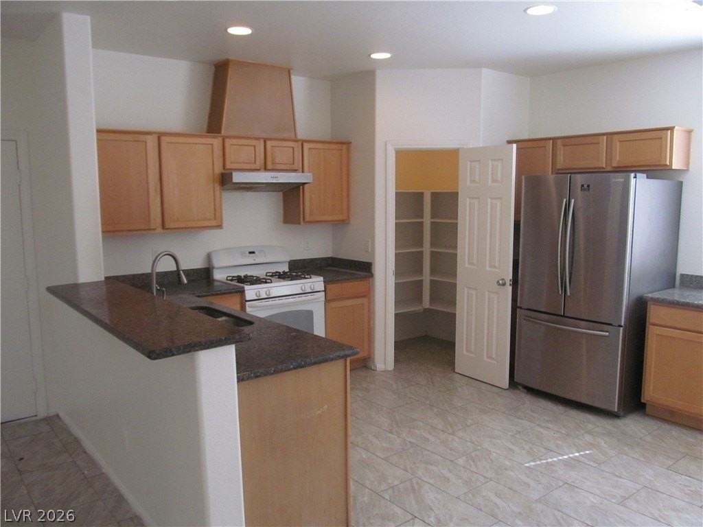 7471 Nicklin St - Photo 4 of 26